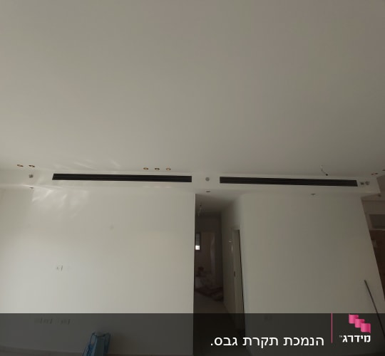 תקרת גבס עם פתחי אוורור ותאורה שקועה